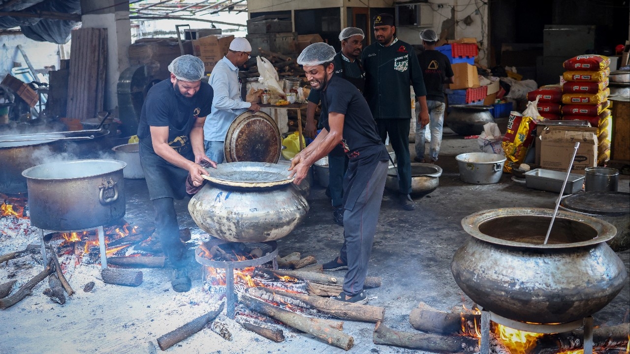 วิกฤตพลังงานลามหนัก! ชาวอินเดียแห่ซื้อ "ฟืน–ขี้วัว" ใช้แทนแก๊ส