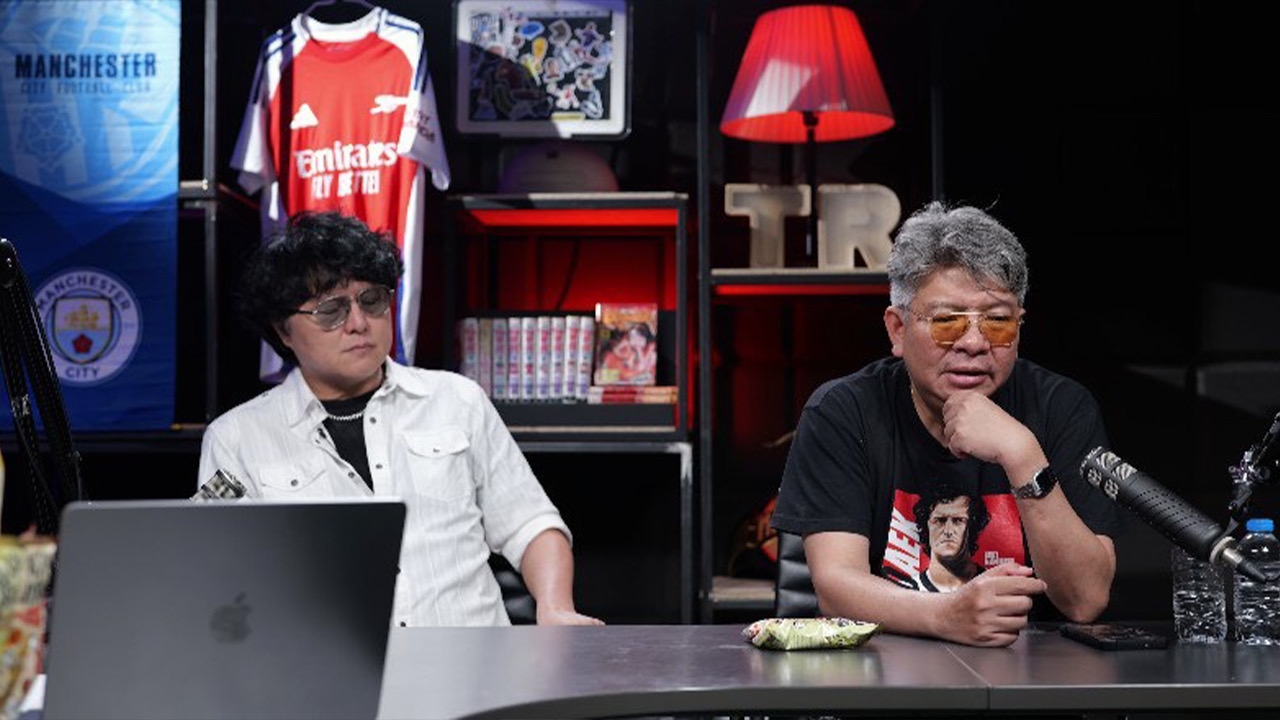 Football Analysis: Manchester Uniteds Brightening Top 4 Chances, Liverpools Current Prospects, and Arsenal vs. Manchester City in the 2025-26 Carabao Cup Final