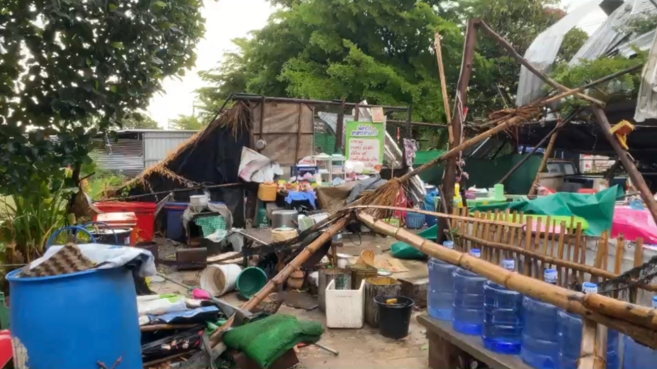 เจ้าของร้านก๋วยเตี๋ยว คว้ากระปุกเงินวิ่งหนี "พายุฤดูร้อน" ถล่มแรงจนหลังคาเปิด
