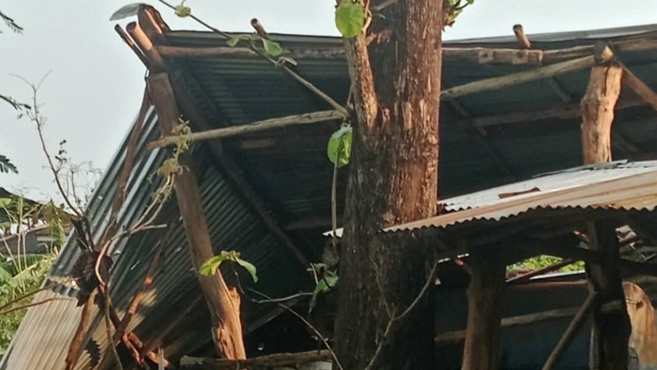พายุฤดูร้อนถล่มอุตรดิตถ์ หลายพื้นที่ "ฝนตกหนัก" กระทบบ้านเรือนประชาชนหลายหลัง