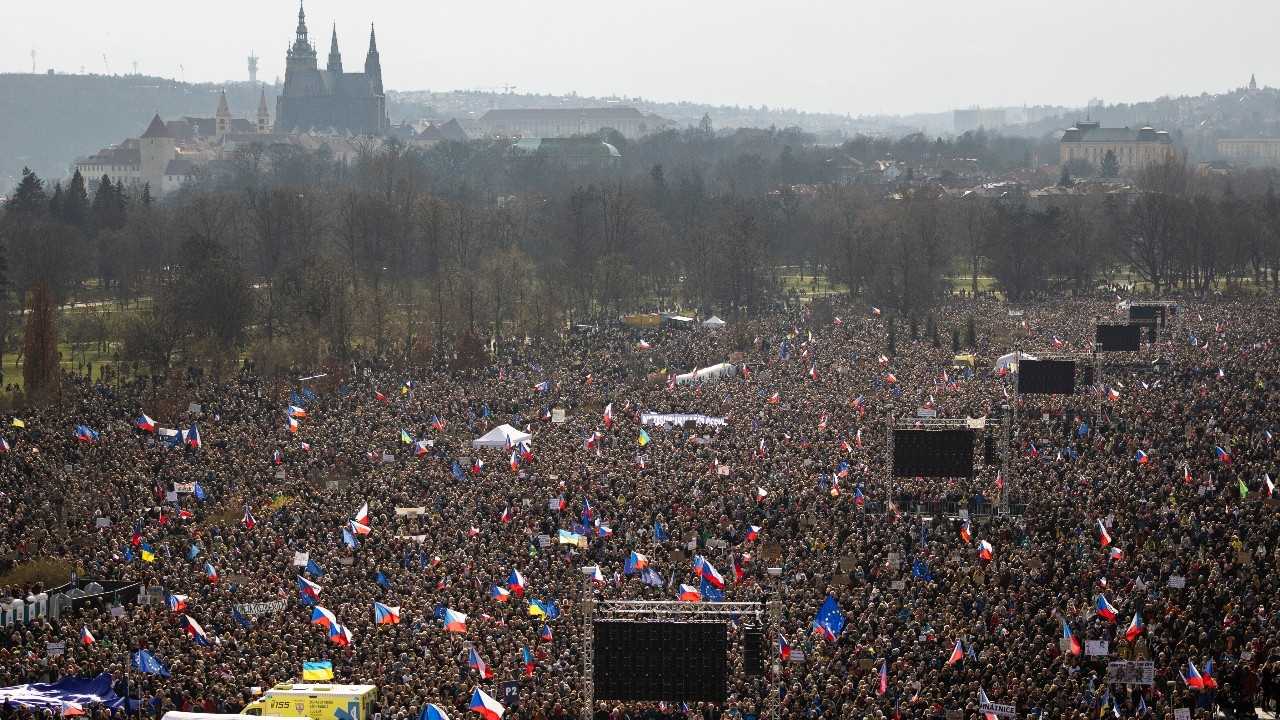 ชาวเช็กกว่า 2 แสนชุมนุมต่อต้านรัฐบาลใหม่ หวั่นนำประเทศสู่ระบอบอำนาจนิยม