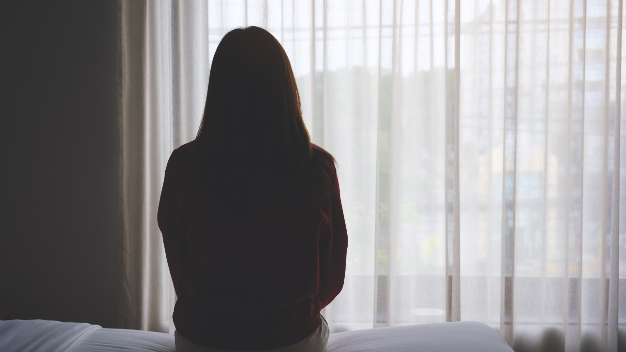 พ่อแม่ไม่ทน หอบหลักฐานเอาผิด “ครูพละ” อ้างลวนลามลูกสาว ม.3 ขู่เด็กติด ร.-ศูนย์