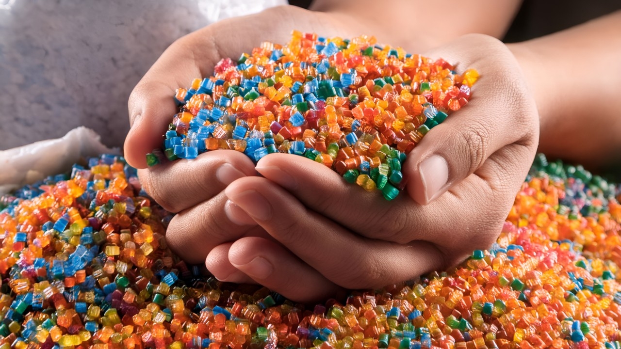 รู้จัก "เม็ดพลาสติก" ทำมาจากอะไร ทำไมถึงขาดแคลน สรุปสาเหตุจากวิกฤตตะวันออกกลาง