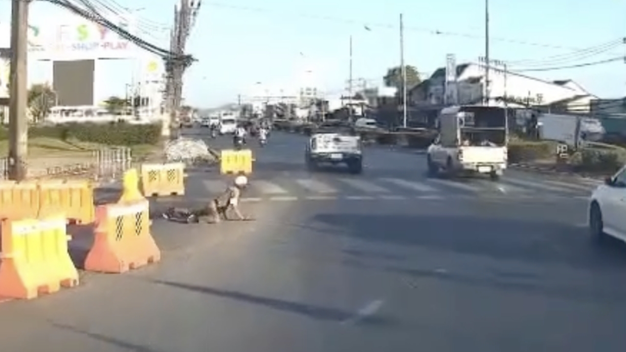 นาทีเกิดเหตุ กระบะเฉี่ยวชน "ตำรวจจราจร" ล้มทั้งยืน ไม่จอดรถลงช่วยเหลือ