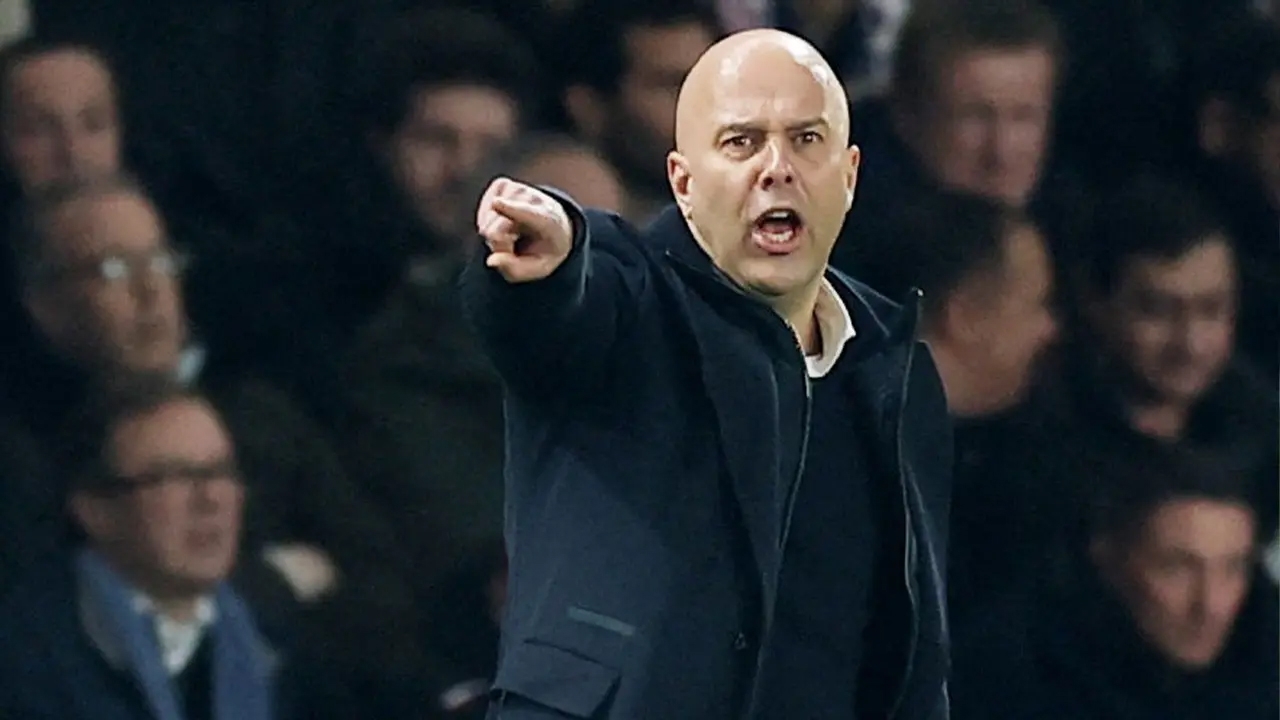 Slot Disagrees! Carragher Criticizes Liverpool for Lack of Teamplay and Fighting Spirit