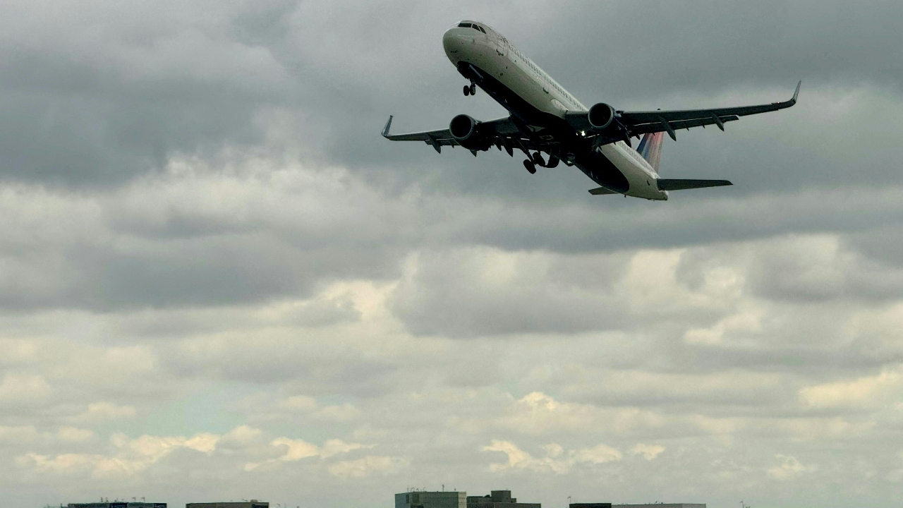 สงครามอิหร่านดันต้นทุนน้ำมัน เสี่ยงค่าตั๋วแพงขึ้นทั่วโลก