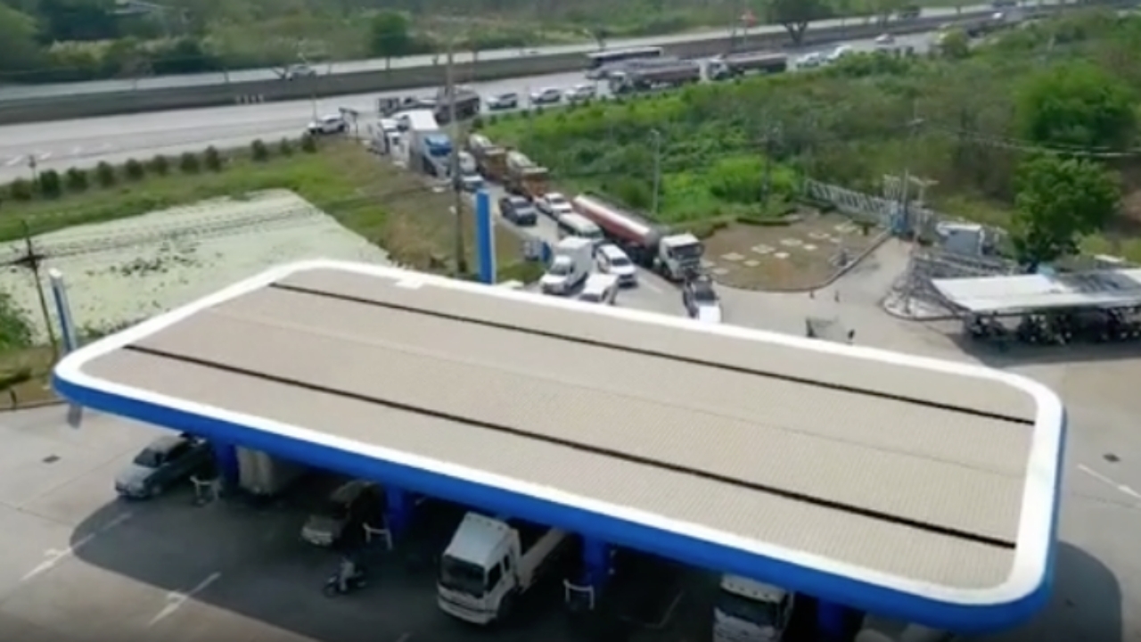 คนต่อคิวเติม "น้ำมันดีเซล" ล้นปั๊มที่อยุธยา บางคนต้องจอดรถรอข้ามคืน