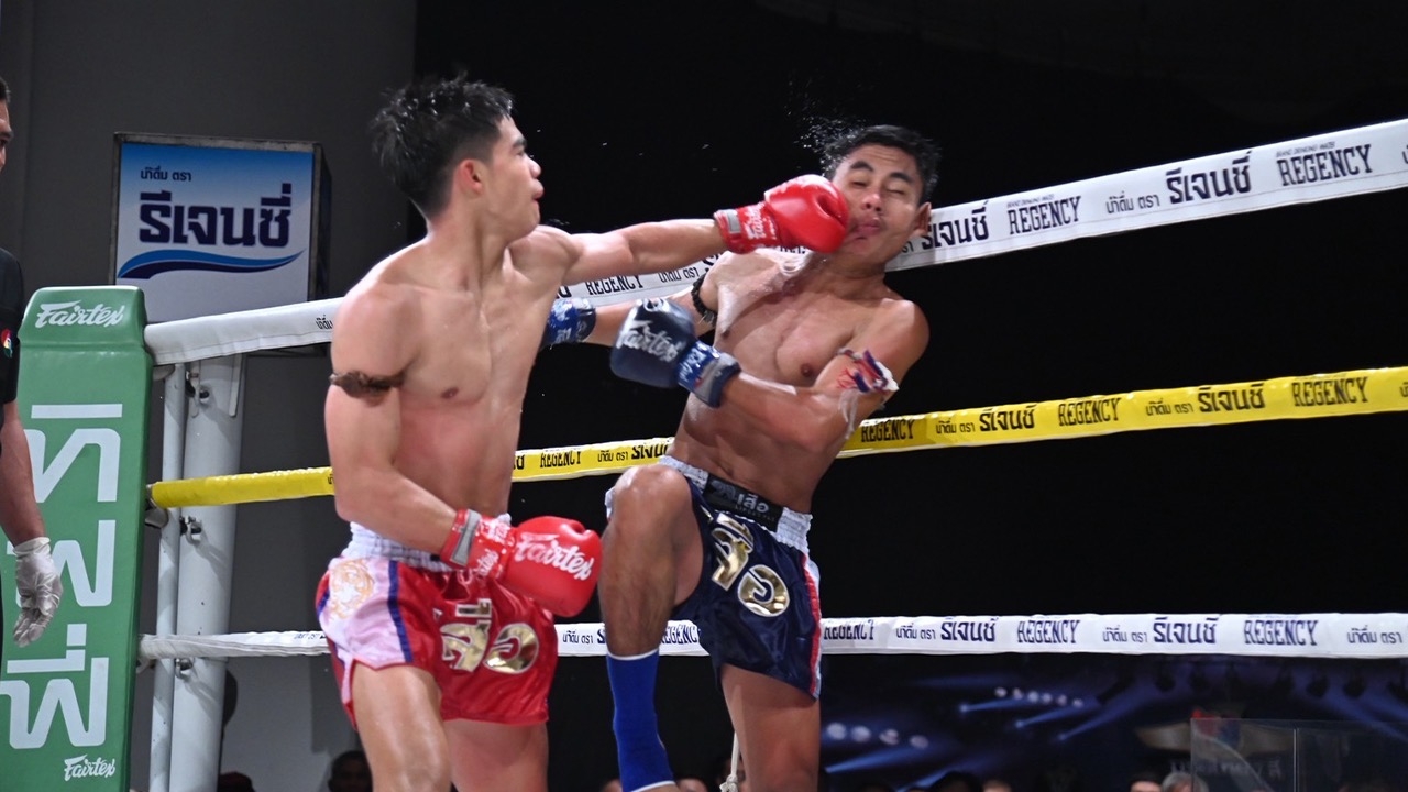 Saengpanom Lands a Right Hook to the Chin, Wutthidet Falls in Round 2 at the 25th True Muay Thai Poonsuea Tournament