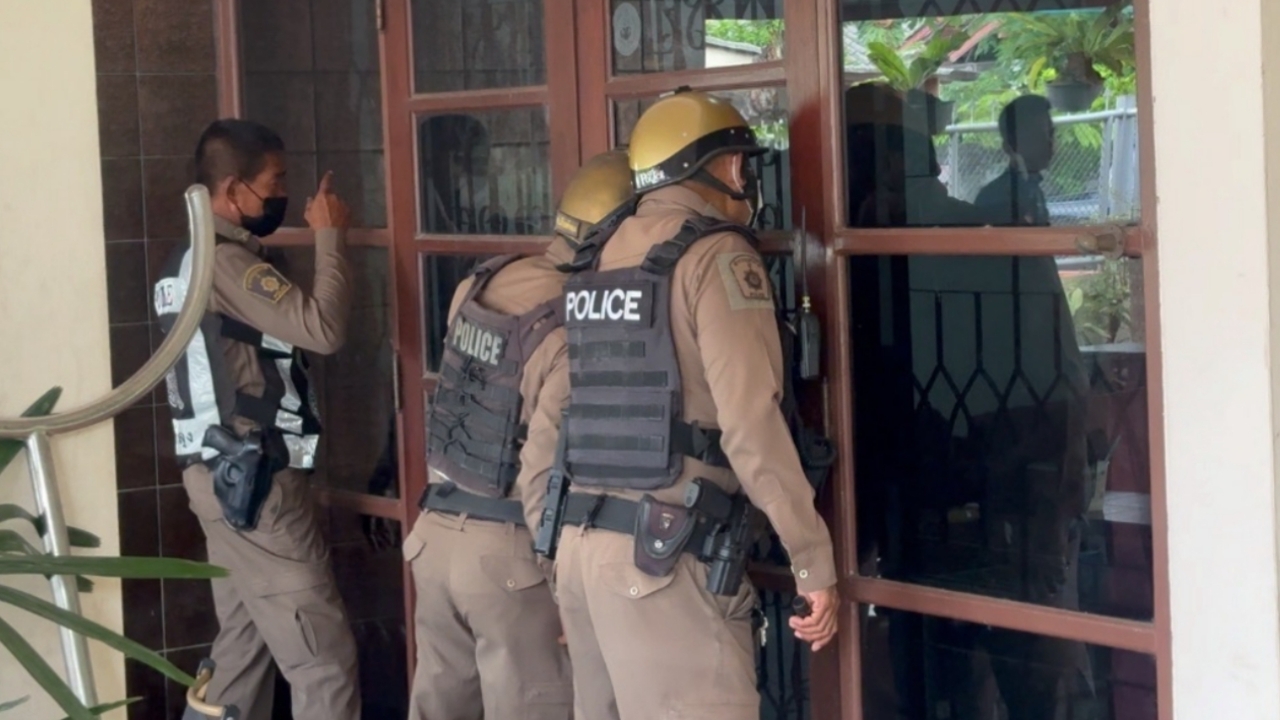 สาวท้องผวา ผัวเพิ่งกลับจากบำบัดยาเสพติด คลั่งขังตัวเองในบ้านพร้อมลูกวัย 5 ขวบ