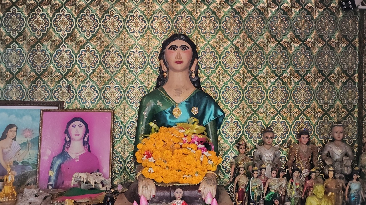 งวดนี้ไม่พลาด คอหวยจุดธูปมงคล ขอเลขเด็ดเสี่ยงทาย “เจ้าแม่หมอนทอง”