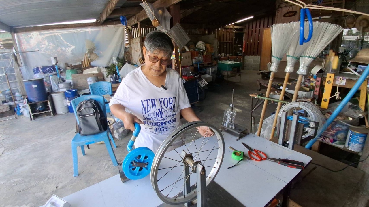 ไอเดียเจ๋ง "ลุงวัย 76" ประดิษฐ์เครื่อง "รีดเส้นพลาสติก" ได้รับรางวัลระดับประเทศ