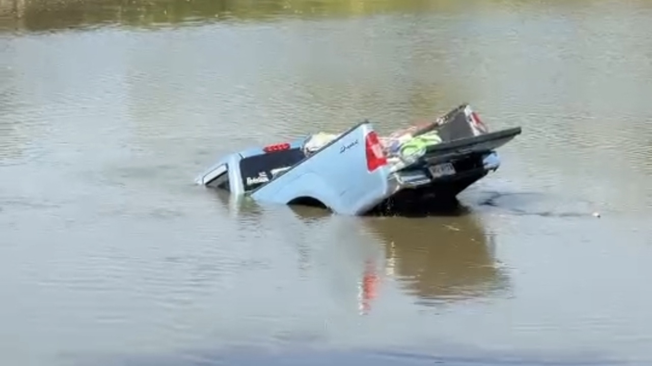 ชาวบ้านแห่ส่อง เลขทะเบียนรถ "กระบะไหลตกน้ำ" หลังคนขับเผย เคยให้โชคมาแล้ว 3 งวด