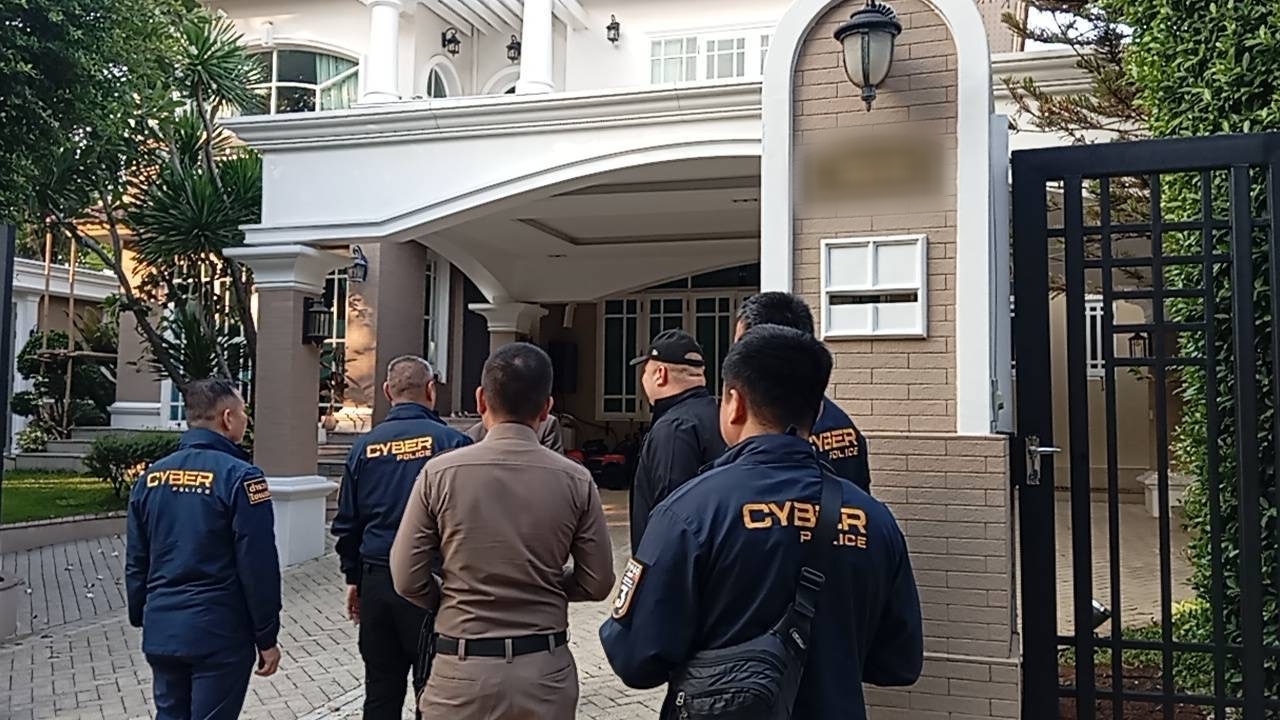 ตำรวจค้นบ้านหรู "พี่ชาย" เลขานักการเมืองท้องถิ่น เอี่ยวคดีหลอกลงทุน-ฟอกเงิน