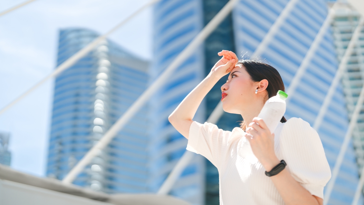 อากาศร้อนจัดแล้วปวดหัว ต้องทำอย่างไร รับมืออย่างถูกวิธี ลดเสี่ยงฮีทสโตรก
