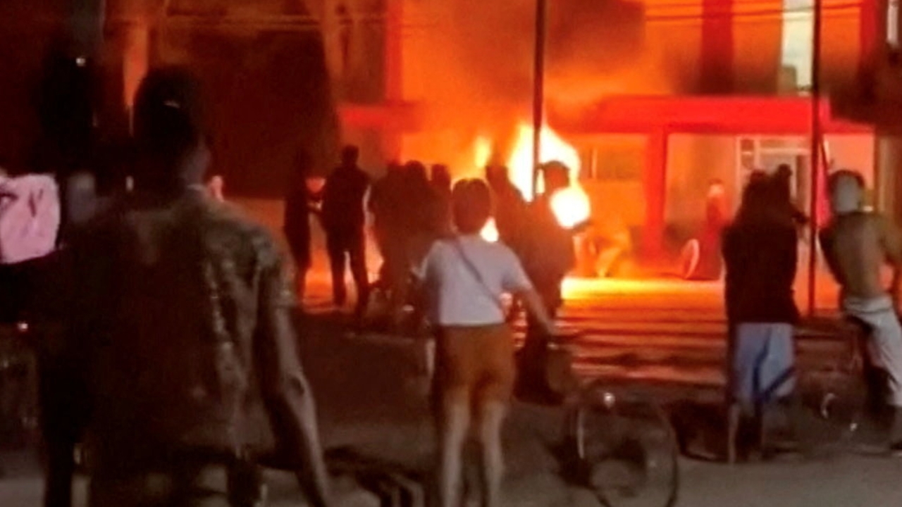 ชาวคิวบาเดือด บุกรื้ออาคารพรรคคอมมิวนิสต์ แค้นค่าอาหารพุ่ง-ไฟดับต่อเนื่อง