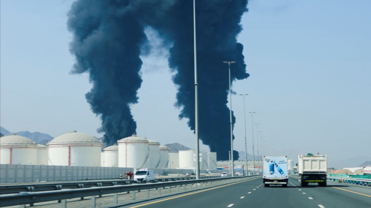 อิหร่านเอาคืน ถล่มคลังน้ำมันยักษ์ใหญ่ใน UAE หลังสหรัฐฯ โจมตีเกาะคาร์ก