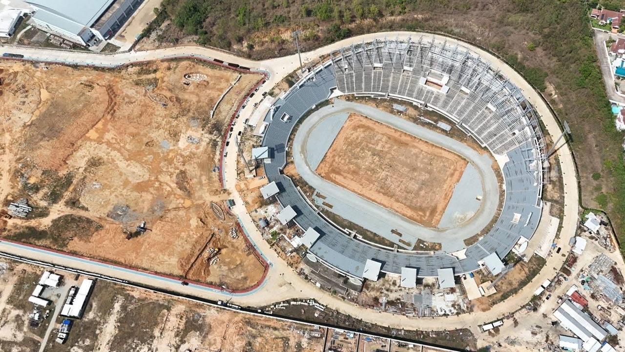 Danger Risk! Pattaya City Dismantles Football Stadium Roof After Collapse Found - Contractor Abandons Project