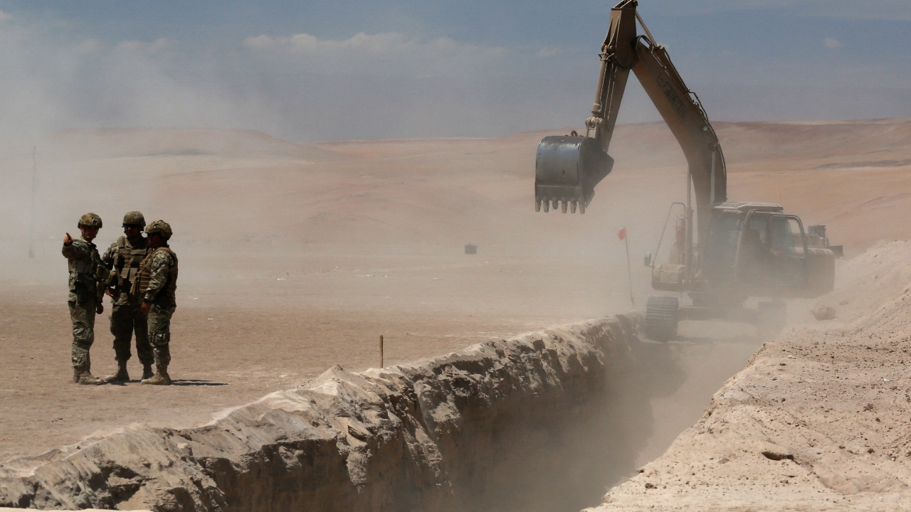 ชิลีเริ่มขุด "สนามเพลาะ" กั้นพรมแดนเปรู สกัดผู้อพยพ-อาชญากรรมข้ามชาติ