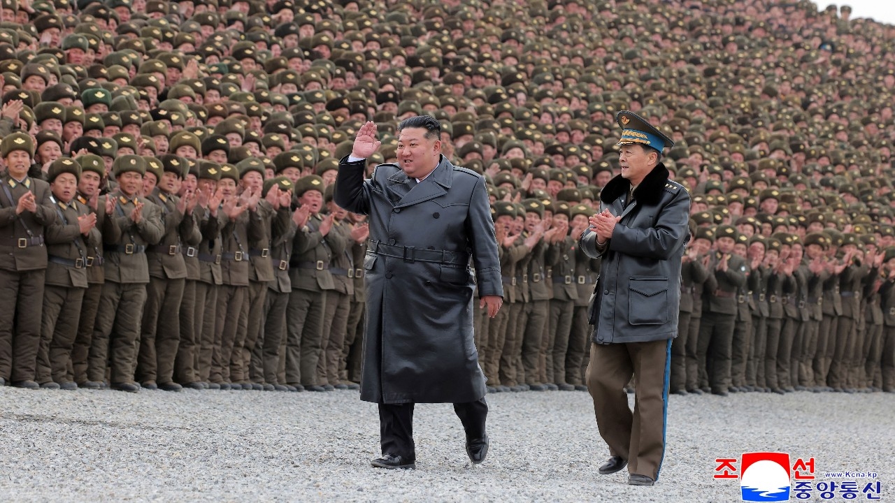 รายงานชี้ "คิม จองอึน" ส่งทหารเกาหลีเหนือ-ขายอาวุธให้รัสเซีย โกยเงินสงครามยูเครน14,400 ล้านดอลลาร์