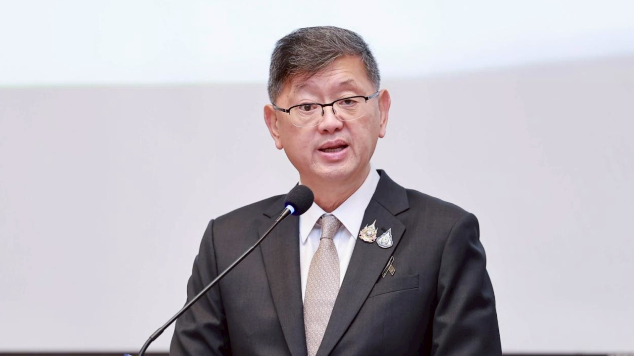 ยัน “พชร” ยังนั่งเป็นปลัดดีอี ไม่โยกข้ามห้วยไปกระทรวงพลังงานตามข่าวลือ