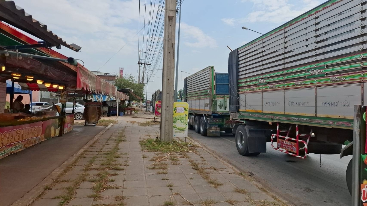 เข้าคิวเติมน้ำมัน ลามกระทบร้านค้าใกล้ปั๊ม ถูกรถบังมิด จนขายของไม่ได้