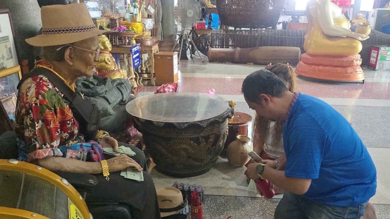 สาวเคยถูกหวยรางวัลที่ 1 กลับมาขอ "เลขเด็ดงวดนี้" จาก "ตาทองงิ้วราย" ไปเสี่ยงโชค