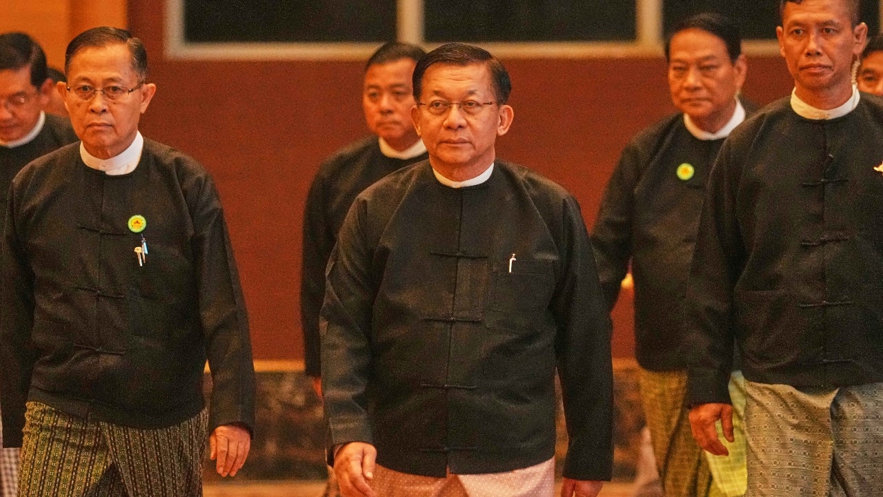 เมียนมาเสนอชื่อ "มิน อ่อง หล่าย" เป็นรอง ปธน. ปูทางสู่ตำแหน่งผู้นำสูงสุด