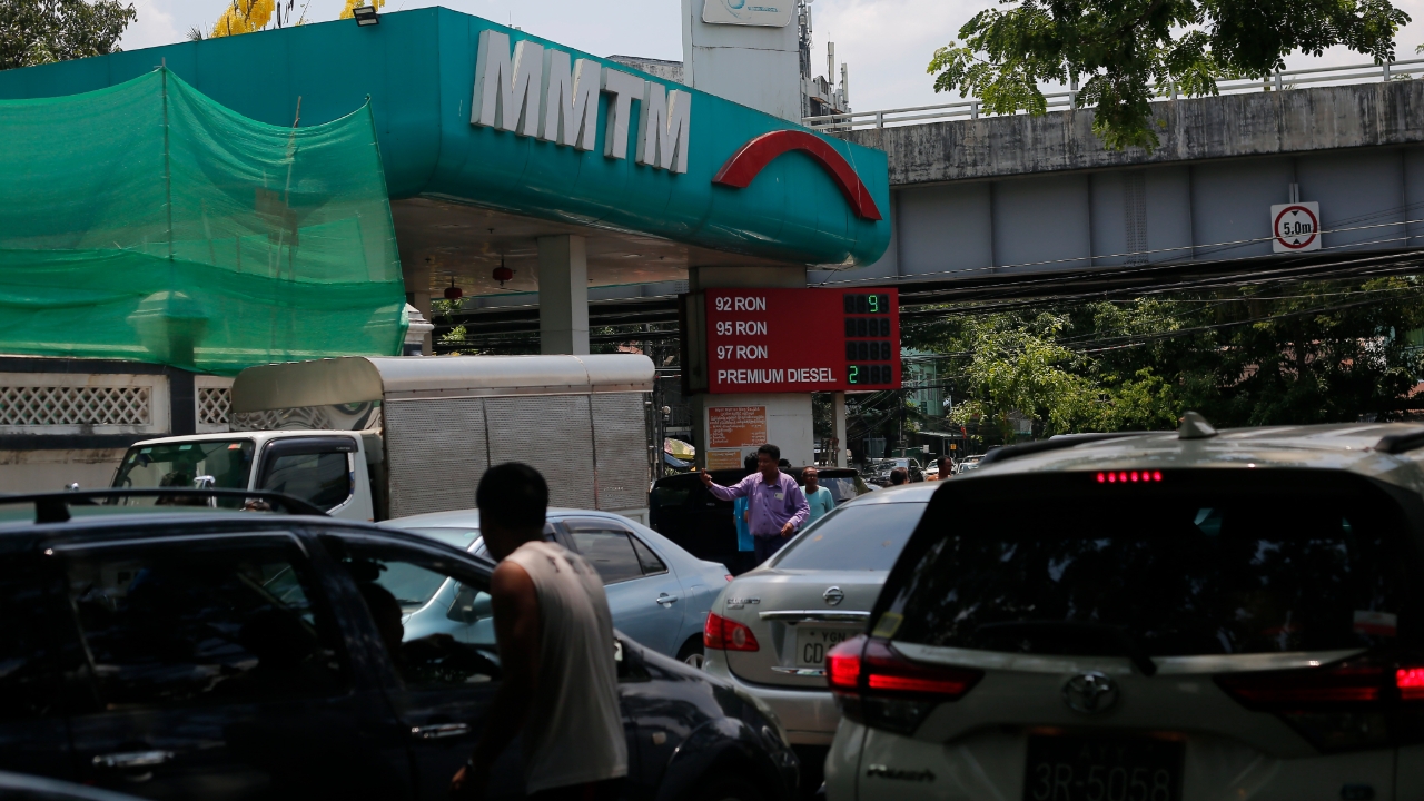 ราคาน้ำมันเมียนมาพุ่งเกือบ 30% ทำสถิติสูงสุดนับตั้งแต่รัฐประหารปี 2564