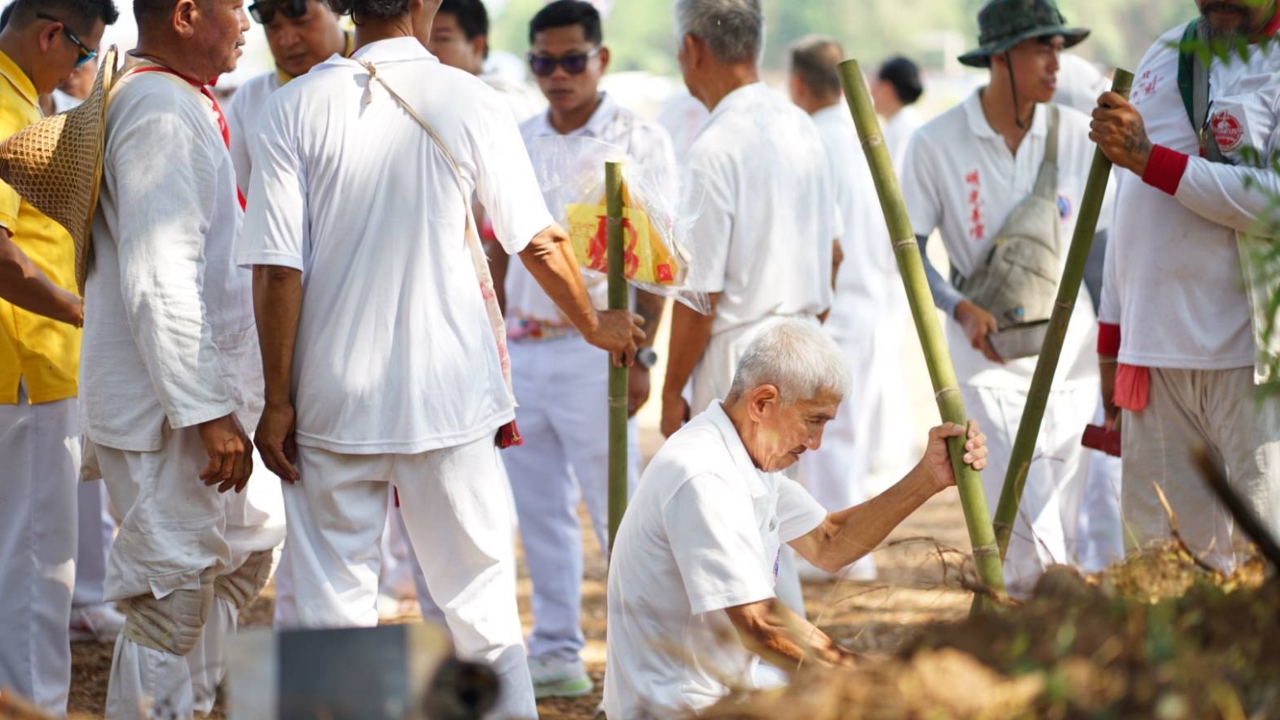 คอหวยฮือฮา พิธีเปิดป่าช้าเก็บศพไร้ญาติ 800 ศพ แห่จดเลขเด็ดเสี่ยงโชคงวด 1/4/69