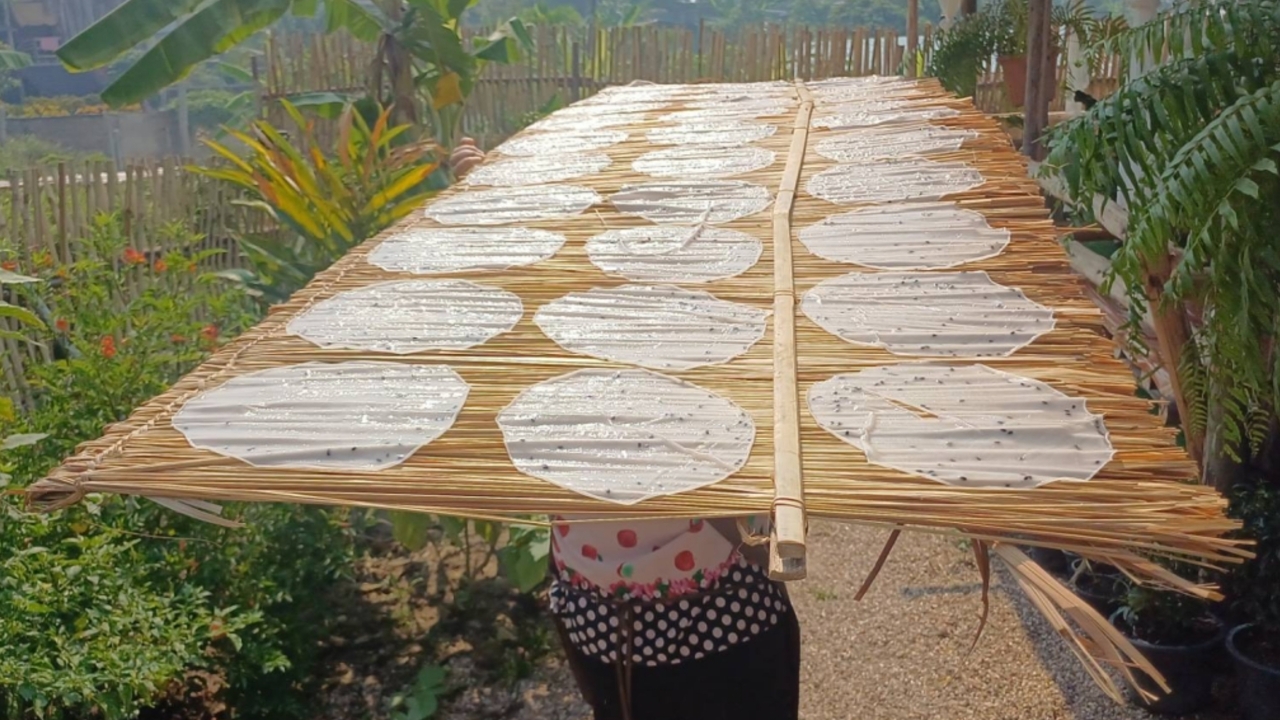 “ข้าวแคบ” ขนมพื้นบ้านภาคเหนือ ออเดอร์พุ่งรับสงกรานต์ สืบสานภูมิปัญญาท้องถิ่น