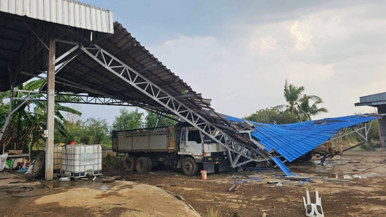 พายุฤดูร้อนถล่มเพชรบูรณ์ ลูกเห็บตกบ้านเรือนเสียหาย ฟ้าผ่าควายตาย 3 ตัว