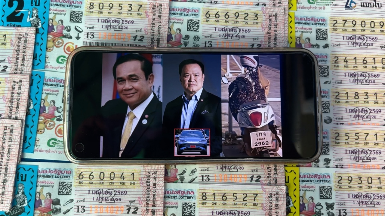 โค้งสุดท้ายแผงหวยชัยนาท แม่ค้าเผย "เลขเด็ด" มาแรง คนแห่ซื้อลุ้นโชค 1/4/69