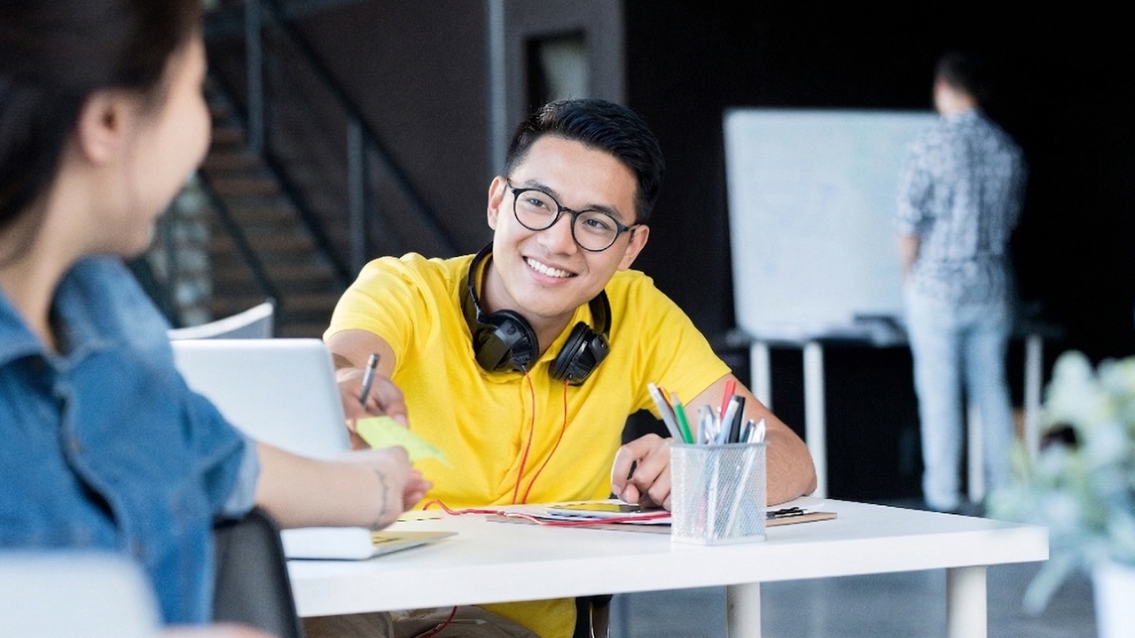 7 วิธีดูว่าเขาชอบเราไหม เช็กง่ายๆ จากภาษากาย ฟ้องชัดว่ามีใจ