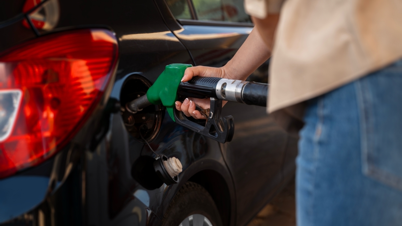 เช็กเงื่อนไขเติมน้ำมันเอง จ่ายถูกกว่า 40 สต./ลิตร ชำระเงินผ่านแอปฯ บลูพลัส เท่านั้น