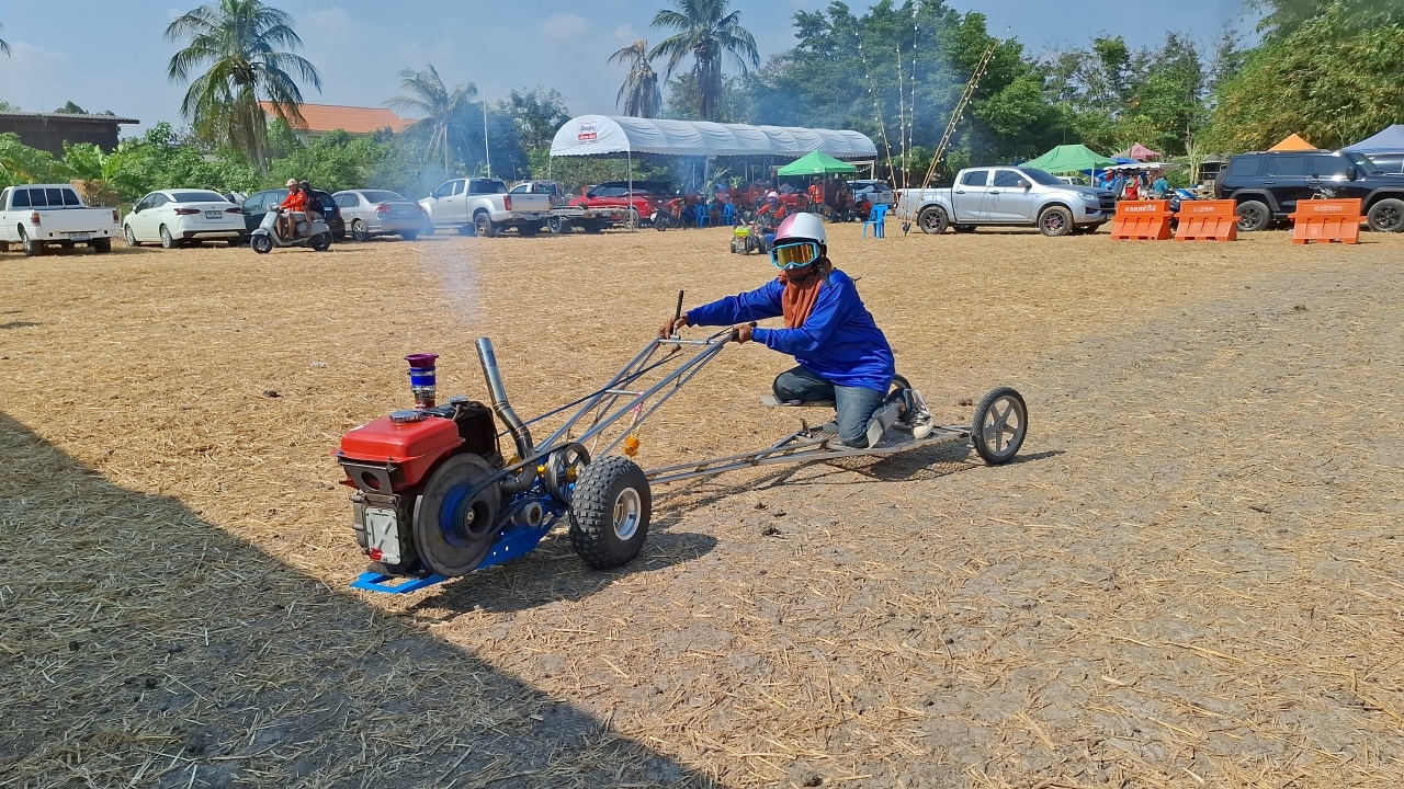 ชาวนาลาดหลุมแก้ว จัดแข่งขันกีฬาพื้นบ้าน "รถลากข้าว" สืบสานประเพณีท้องถิ่น