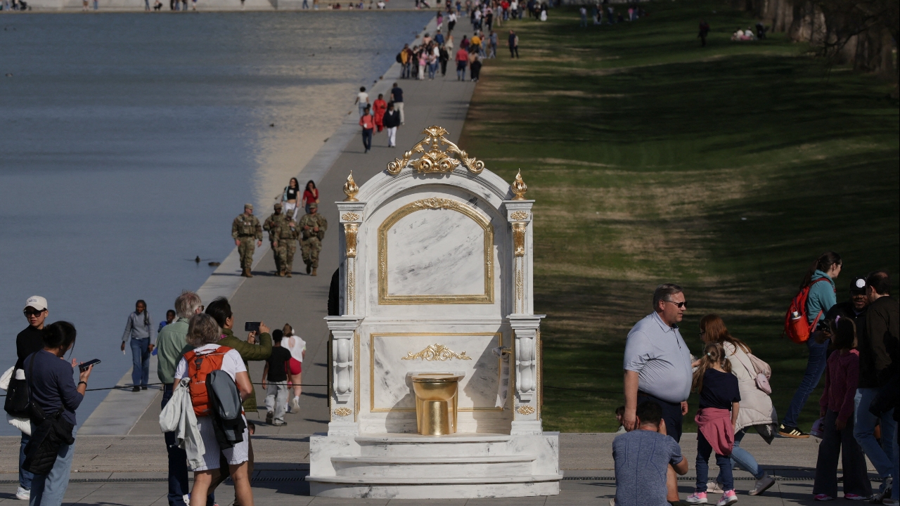 ฮือฮา! นักท่องเที่ยวแห่ถ่ายรูป “ส้วมทองคำ” กลางวอชิงตัน เสียดสี โดนัลด์ ทรัมป์