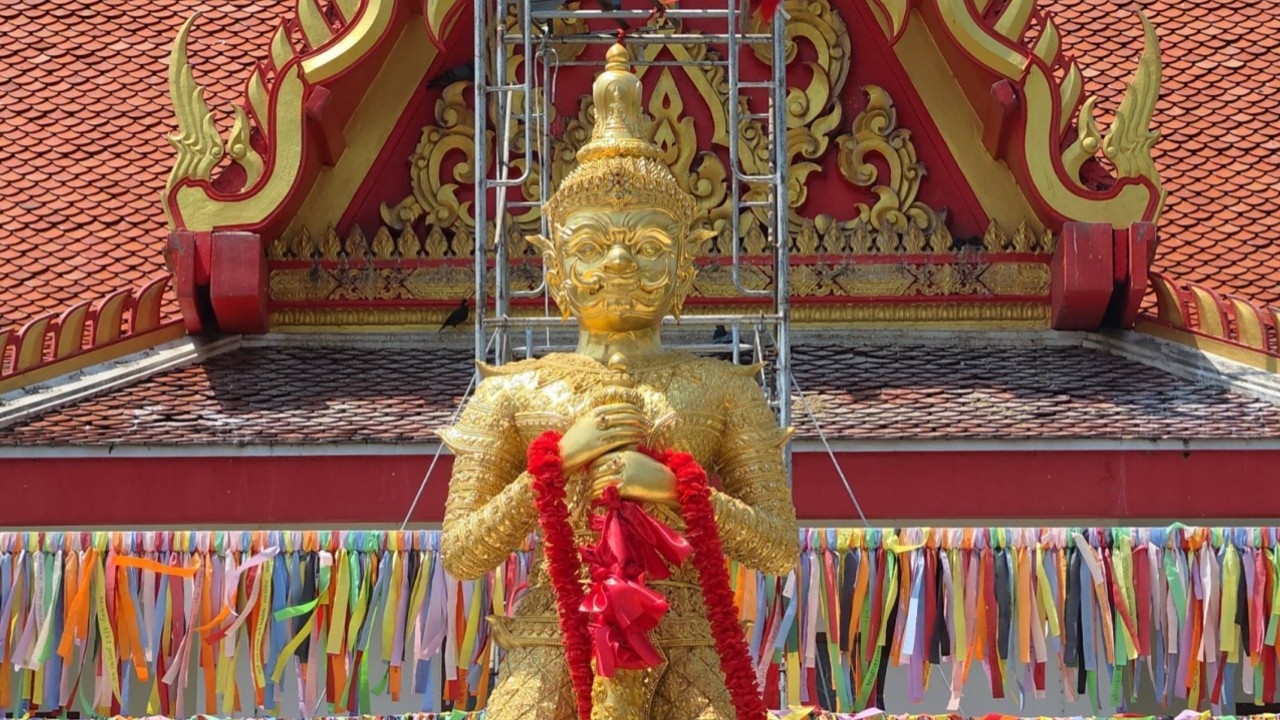 สายมูเขย่าเซียมซียักษ์ ขอเลขเด็ด “ท้าวเวสสุวรรณ” วัดพังม่วง ลุ้นโชคงวดนี้