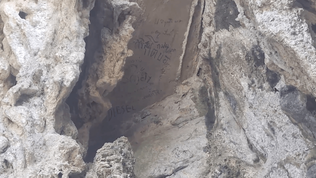 สุดทน มือดีเขียนชื่อสลักบนผนัง "ผาซ่อนรัก" สาปแช่ง - ติดป้ายปรับ ก็ยังไม่กลัว