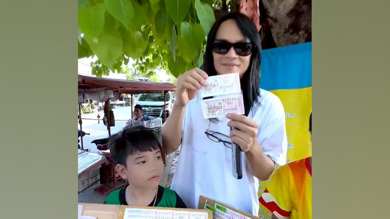 "พี สะเดิด" เปิดเลขเด็ดงวดนี้ให้ดูกันเต็มๆ โชว์ลอตเตอรี่ลุ้นโชครับสงกรานต์