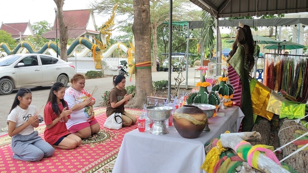 คนดวงดีแก้บน “แม่ตะเคียนทอง” ให้โชคหลักแสน จุดธูปได้เลขเด็ด งวด 1/4/69