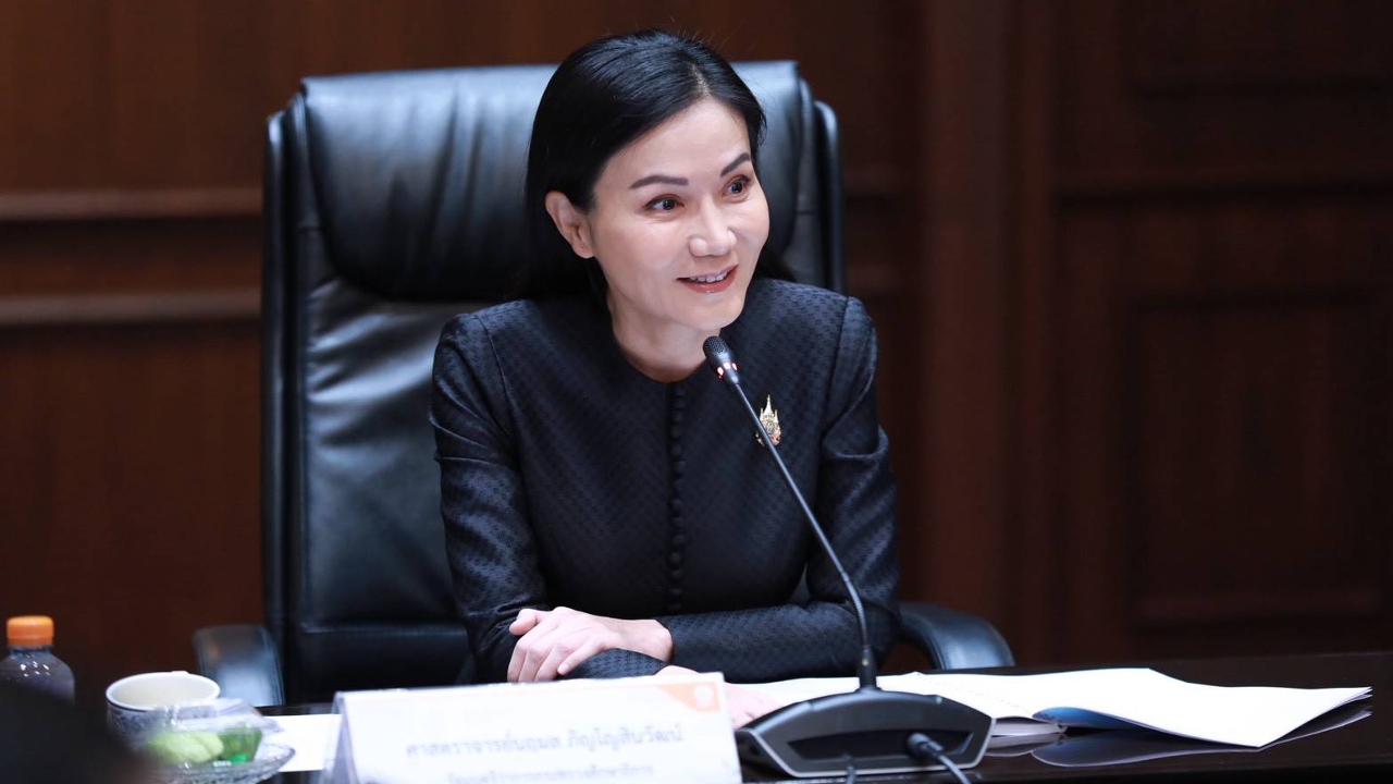 “นฤมล” ถกประชุมคุรุสภา เห็นชอบรับรอง 37 หลักสูตร 11 สถาบัน 