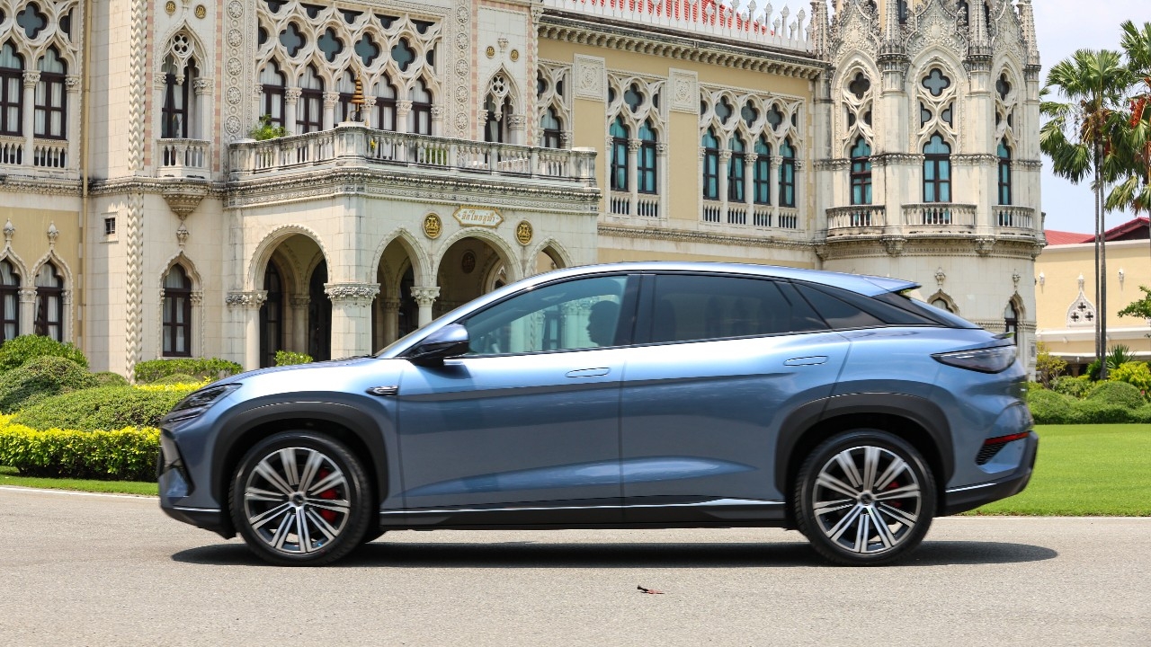 นายกฯ นำร่องใช้รถไฟฟ้า ไร้รถนำขบวน ร่วมประหยัดพลังงาน ก่อนถกแก้วิกฤตน้ำมันบ่ายนี้