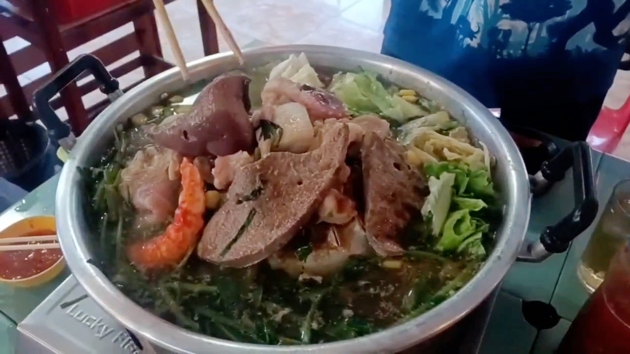 "ร้านหมูกระทะ" ชายแดนไทย–กัมพูชา ฮึดสู้วิกฤตรอบด้าน แม้ยอดขายลดลงกว่า 40%