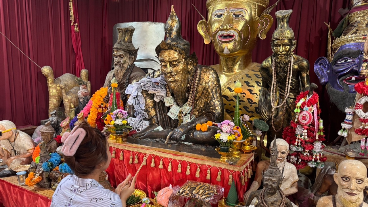 สาวสมหวัง ขอวีซ่าผ่าน ถวายฟักทอง 99 ลูกแก้บนปู่ฤาษีพรหมเมศ ไม่ลืมส่อง "เลขเด็ด"