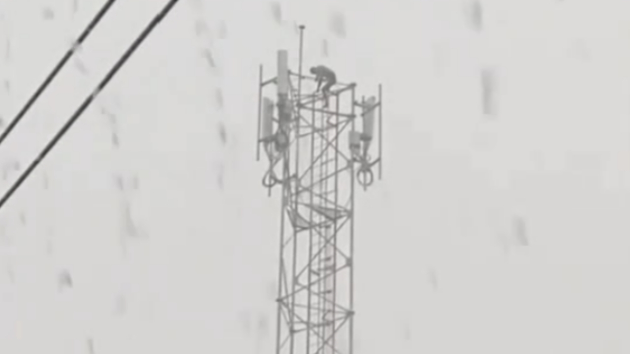 หนุ่มขโมยทองแดง M6 ปีนเสาสื่อสารหนีผิด เจออากาศร้อน-ฝนถล่ม 5 ชม. ยังไม่ยอมลง