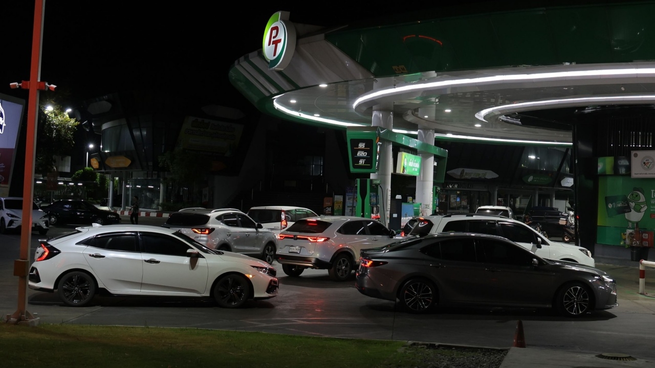 คอมเมนต์เอกฉันท์ หลังประกาศกลางดึก ปรับขึ้น "ราคาน้ำมัน" ทุกชนิด 6 บาท