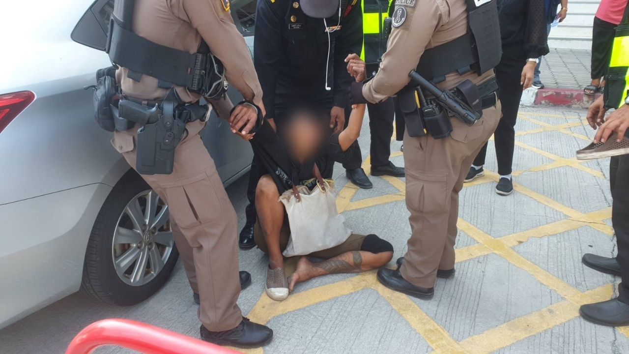 "นกน้อย" ตัวตึงระยองคัมแบ็ก โผล่ป่วนหาดแสงจันทร์ ตำรวจเข้าคุมตัว ช่วยนำส่ง รพ.