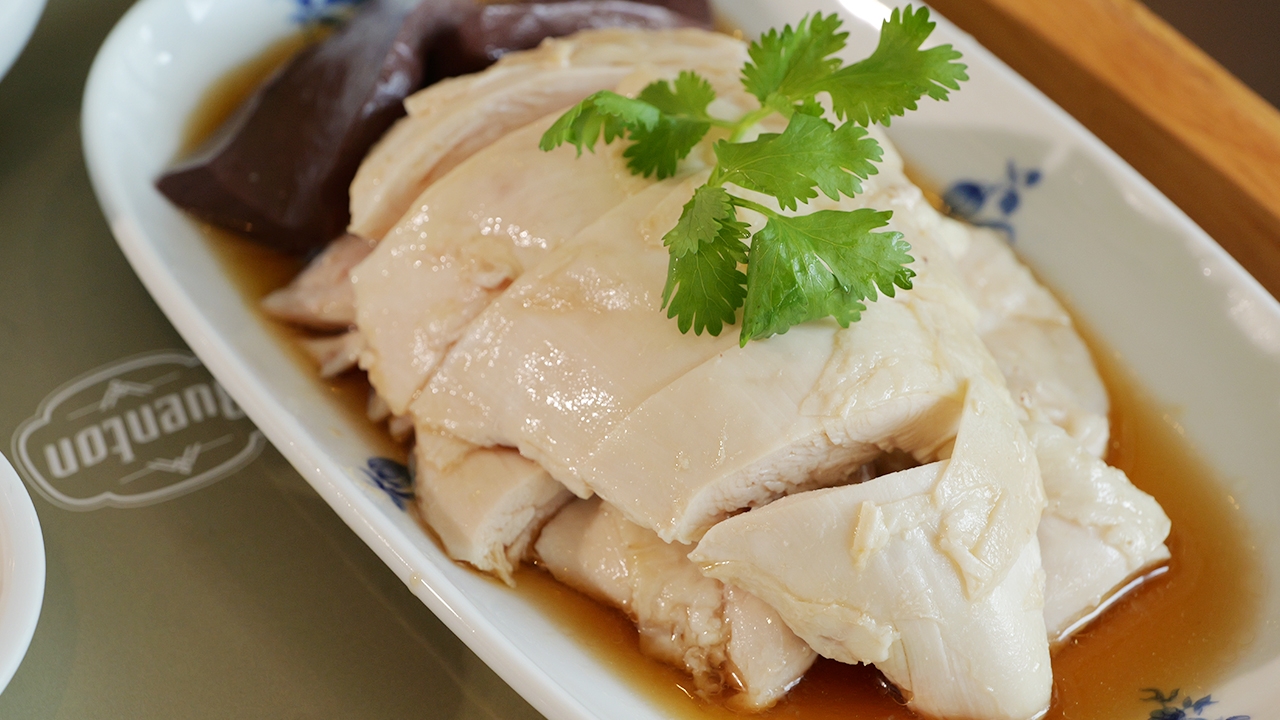 รีวิว "ข้าวมันไก่มณเฑียร" สูตรลับเฉพาะ 50 ปี ความอร่อยระดับมิชลิน คิวแน่นตลอดกาล