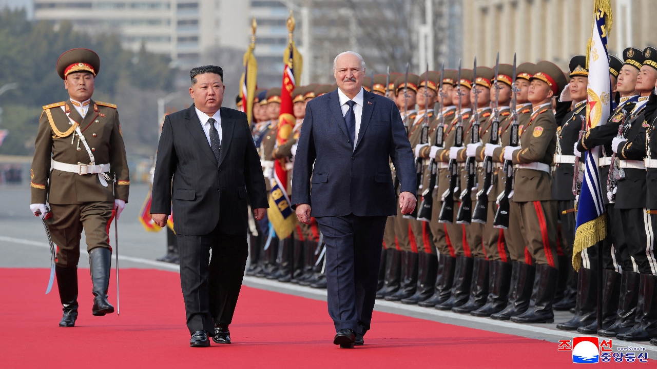 "ลูคาเชนโก" เยือนเกาหลีเหนือครั้งแรก "คิม จองอึน" ต้อนรับอบอุ่น