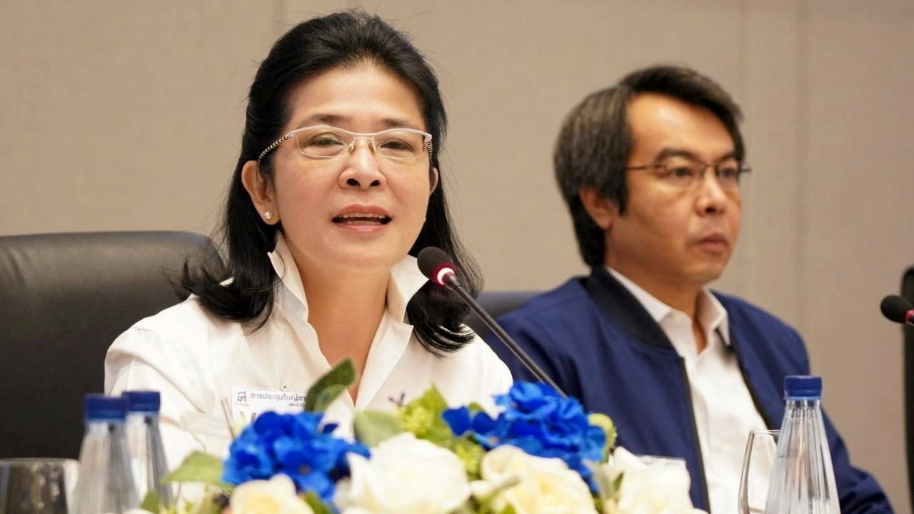 “สุดารัตน์” สงสัยขึ้นราคาเพื่อ “ปิดจ๊อบ” ให้ขบวนการกักตุนน้ำมันหรือไม่ 